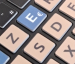 Pegatina de tecla de teclado con letras grandes sobre un fondo multicolor